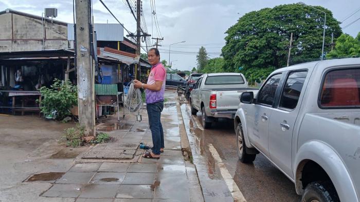ซ่อมแซมท่อระบายน้ำชำรุดเสียหาย